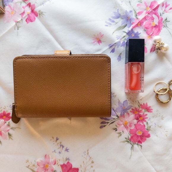 Coach Medium Corner Zip Wallet in Crossgrain Leather | Style F11484 - Picture 2 of 4